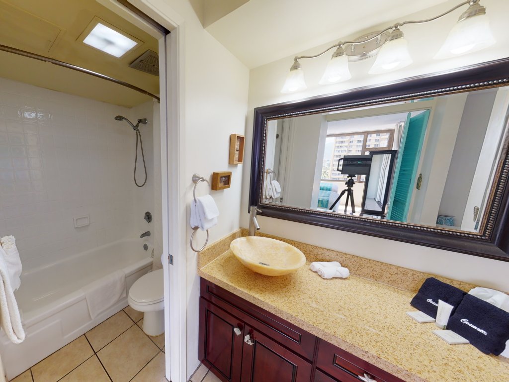 Deluxe Condo Near Waikiki Beach - Free Parking Vacation Rental in Honolulu - RedAwning