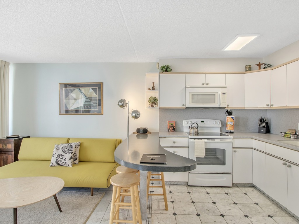 High Rise Ocean View Waikiki Condo, FREE Parking & Wi-Fi Vacation Rental in Honolulu - RedAwning