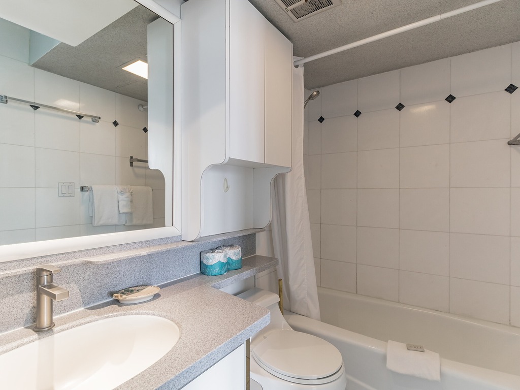 High Rise Ocean View Waikiki Condo, FREE Parking & Wi-Fi Vacation Rental in Honolulu - RedAwning