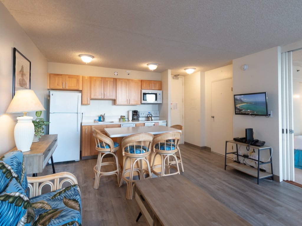 Updated Waikiki Condo with Mountain Views - 22nd floor, Free parking & WiFi Vacation Rental in Honolulu - RedAwning