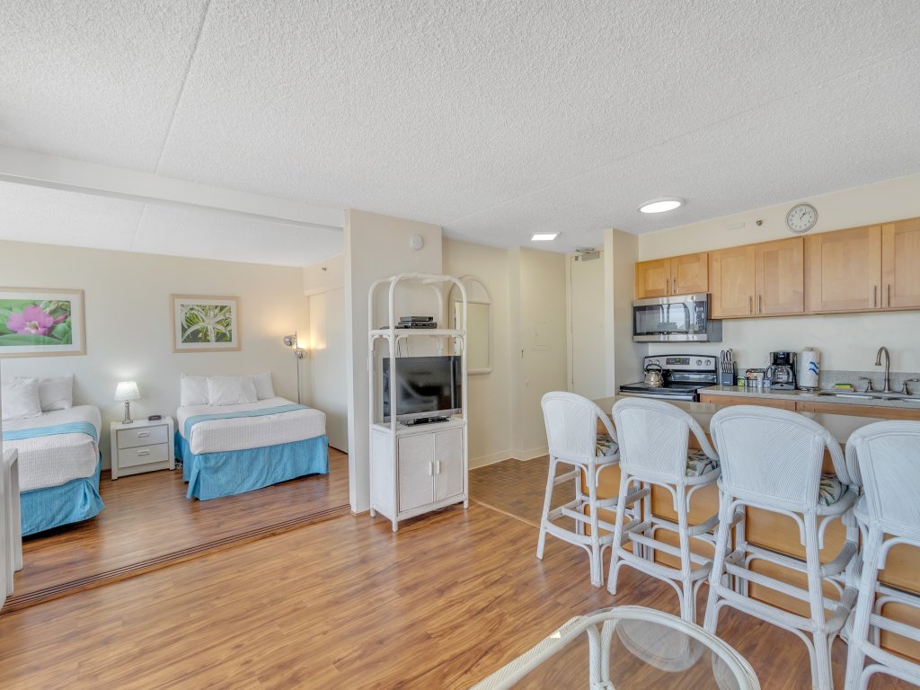 Deluxe Ocean and Diamond Head View Waikiki Condo, Free parking! Vacation Rental in Honolulu - RedAwning