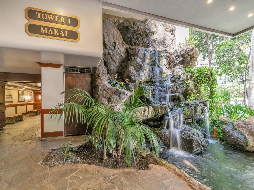 Excellent Diamond Head View Condo - Remodeled, Free Parking! Vacation Rental in Honolulu - RedAwning
