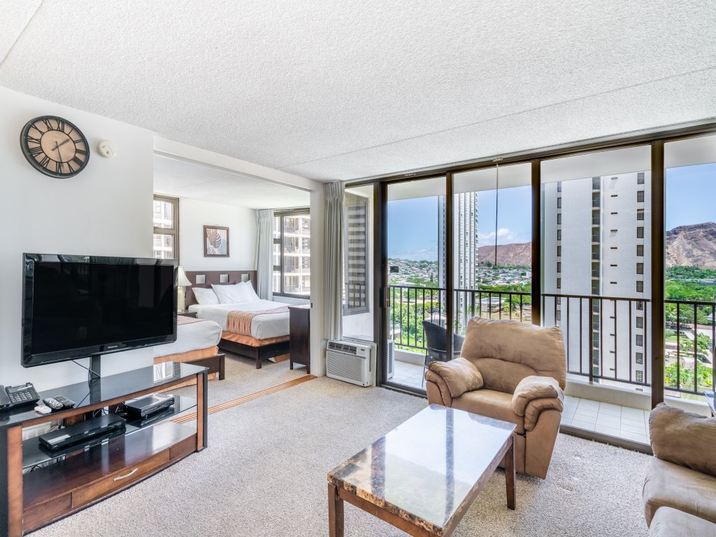 Excellent Diamond Head View Condo - Remodeled, Free Parking! Vacation Rental in Honolulu - RedAwning