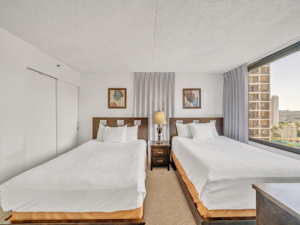 Excellent Diamond Head View Condo - Remodeled, Free Parking! Vacation Rental in Honolulu - RedAwning