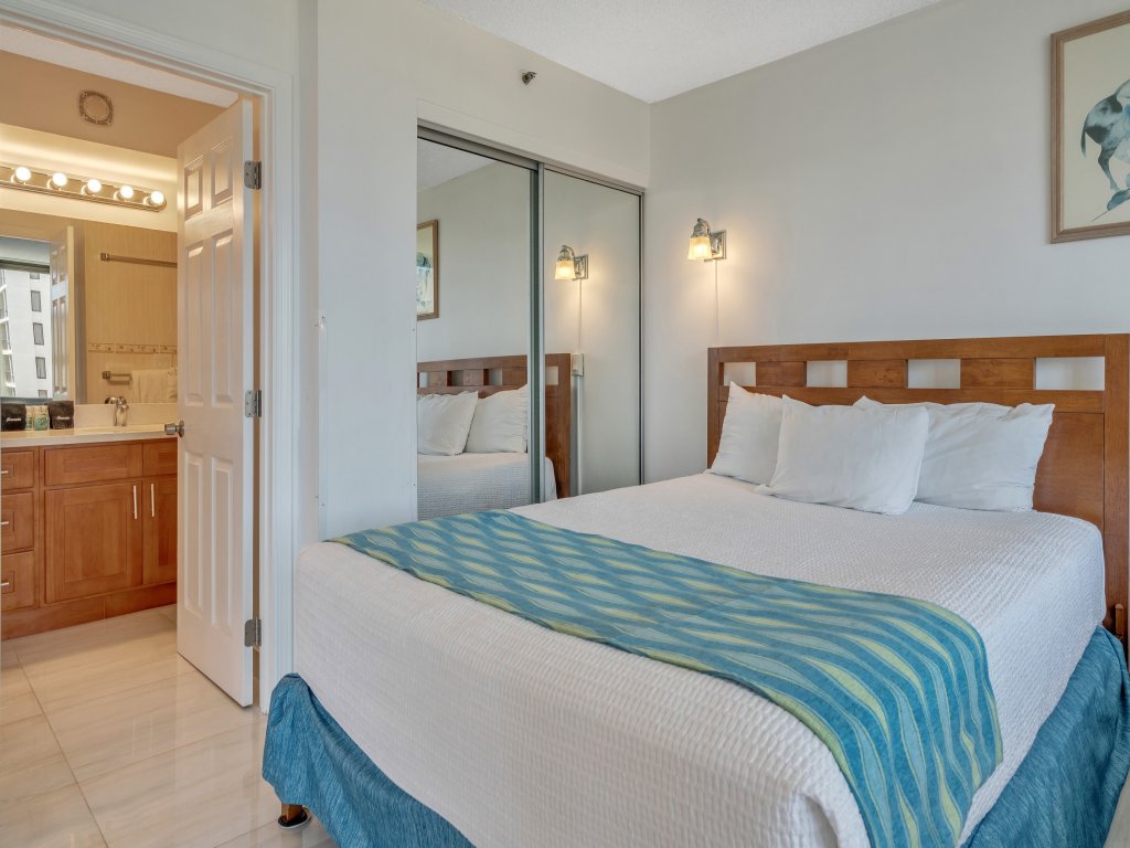 Gorgeous High Rise Waikiki Condo with Ocean and Diamond Head Views Vacation Rental in Honolulu - RedAwning