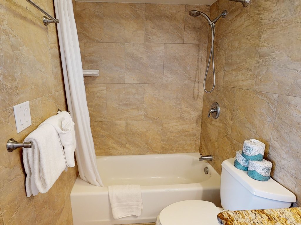 Deluxe Panoramic Mountain View Condo - 37th Floor, Free parking & Wifi Vacation Rental in Honolulu - RedAwning