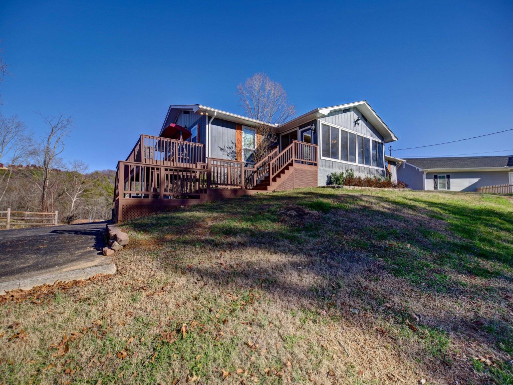 Rebel Retreat Cabin with Stadium Seating Home Theater Vacation Rental in Sevierville - RedAwning