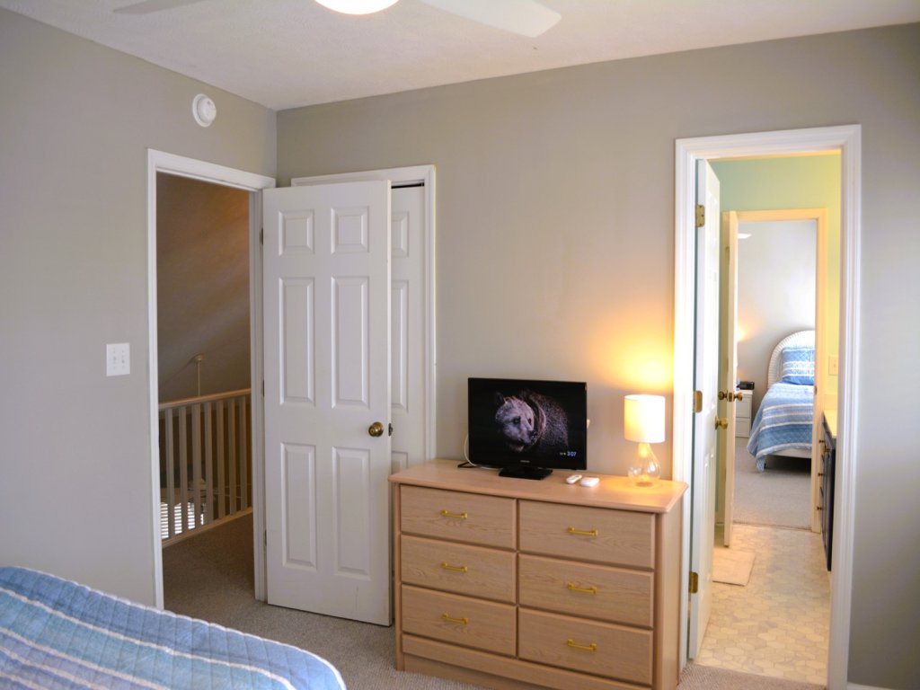 FINS N' Scales / 115 Seaside Dr Vacation Rental in Holden Beach - RedAwning