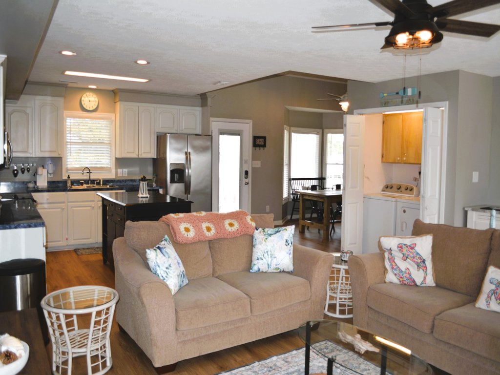 FINS N' Scales / 115 Seaside Dr Vacation Rental in Holden Beach - RedAwning