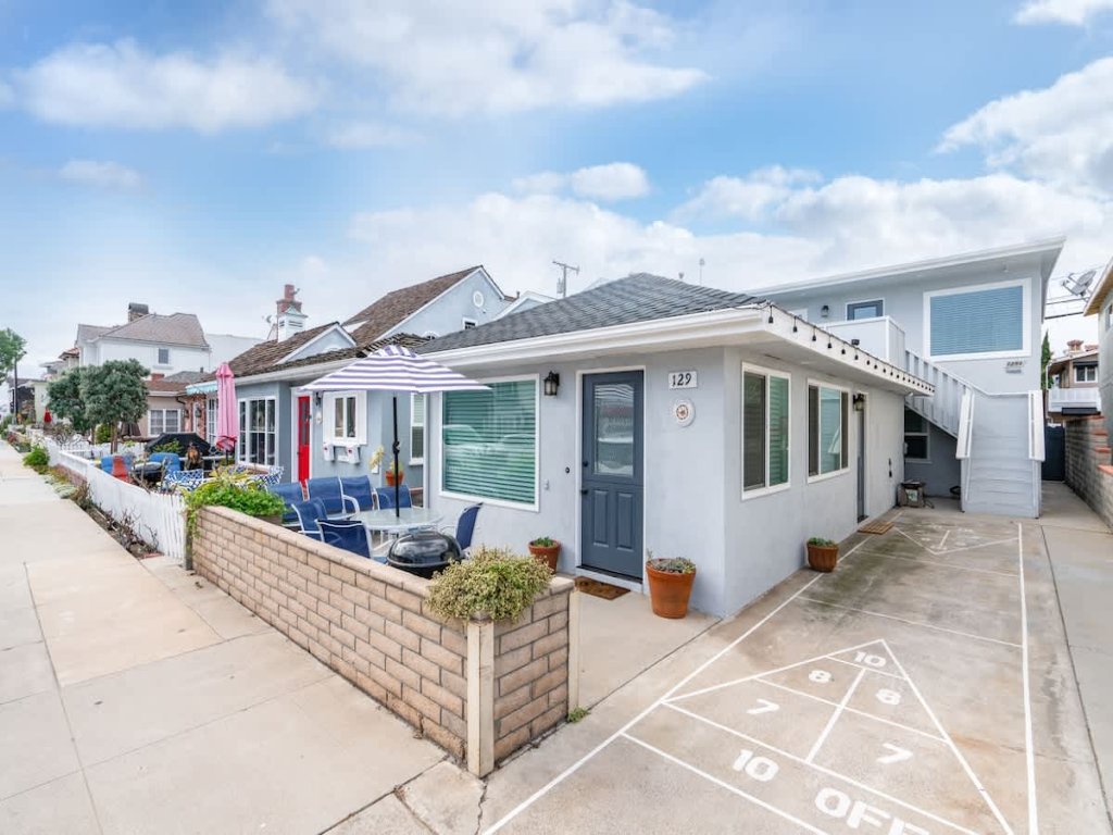 129 Opal A & B | Remodeled 4 bdrm Duplex on Balboa Island Vacation Rental in Newport Beach - RedAwning