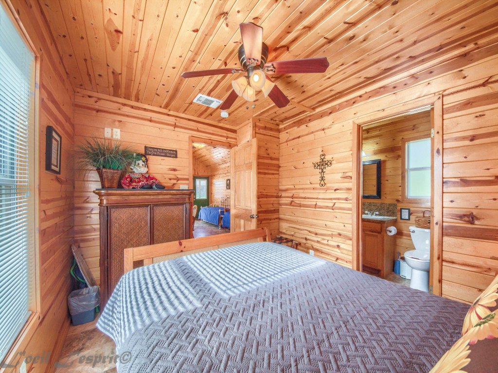 RR 9122SF Sunflower Cabin  Vacation Rental in New Braunfels - RedAwning