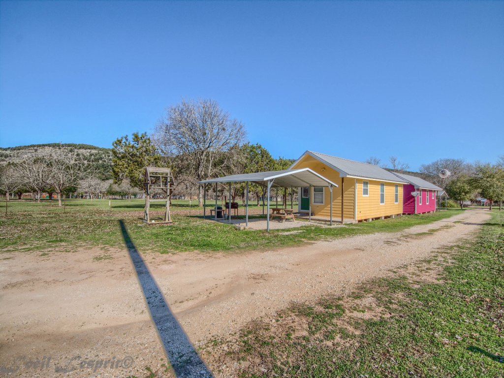 RR 9122SF Sunflower Cabin  Vacation Rental in New Braunfels - RedAwning
