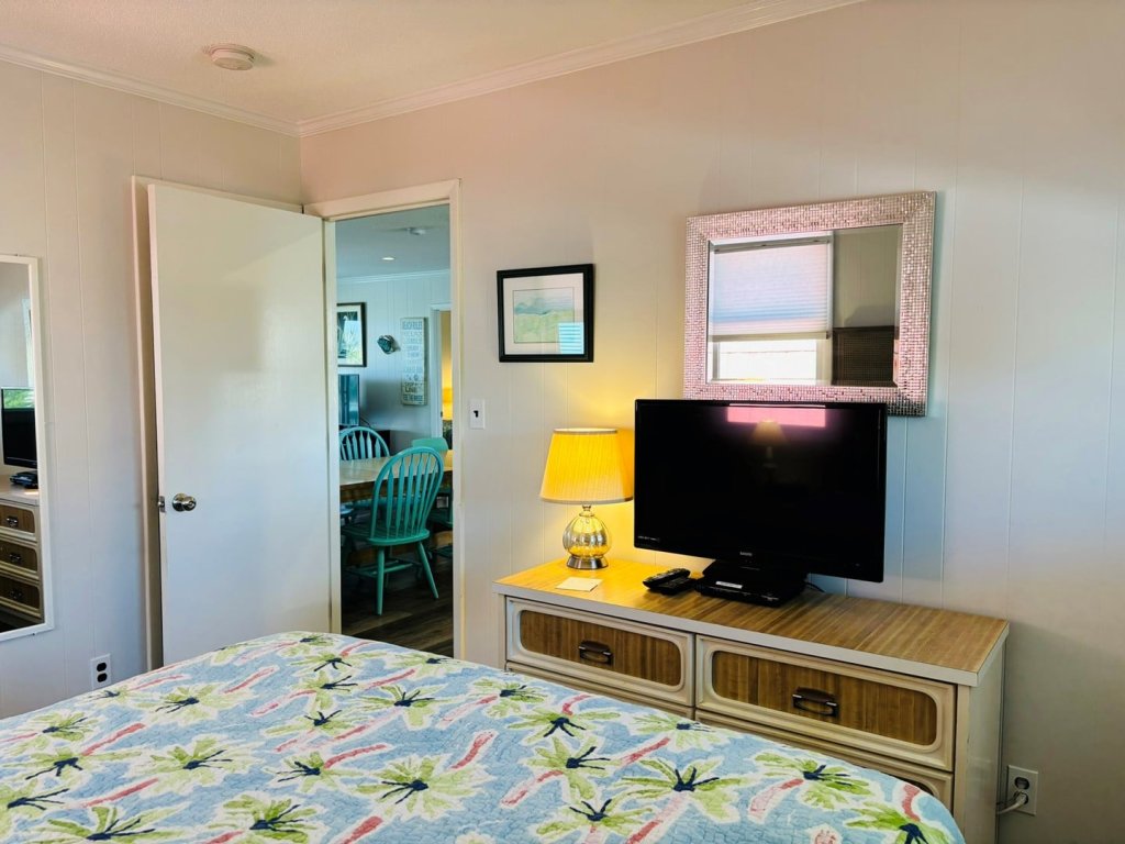 Lime Inn / 1095 Ocean Blvd West Vacation Rental in Holden Beach - RedAwning