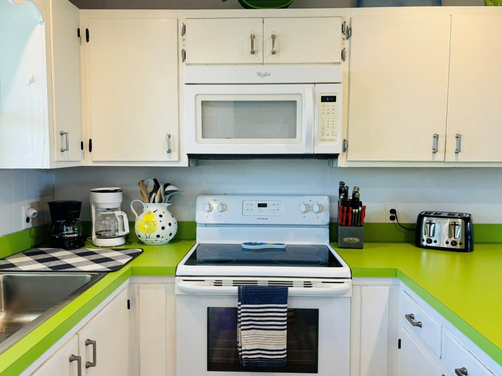 Lime Inn / 1095 Ocean Blvd West Vacation Rental in Holden Beach - RedAwning