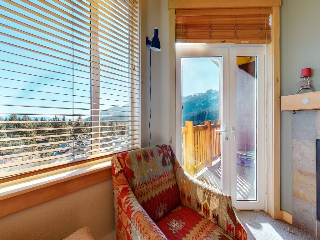 Sunstone 209 Ski-In Ski-Out, Gorgeous Mountain Views, Heated Pool Jacuzzi Vacation Rental in Mammoth Lakes - RedAwning
