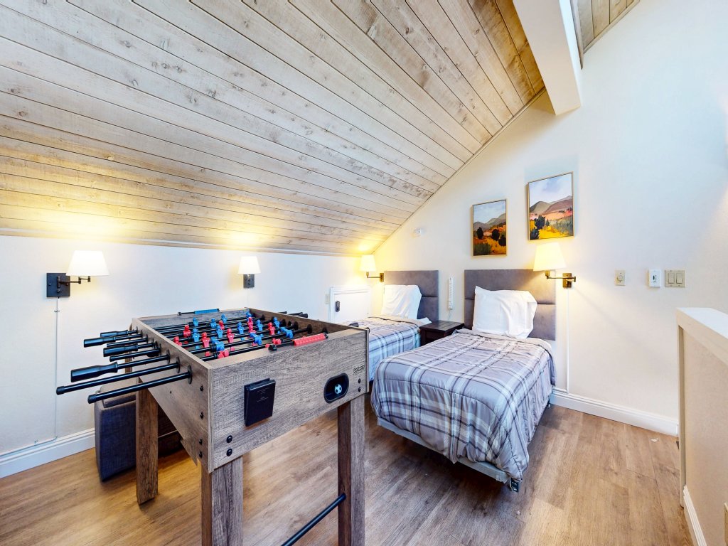 Snowflower 3 Remodeled and Modern, Private Washer Dryer with Fireplace Vacation Rental in Mammoth Lakes - RedAwning