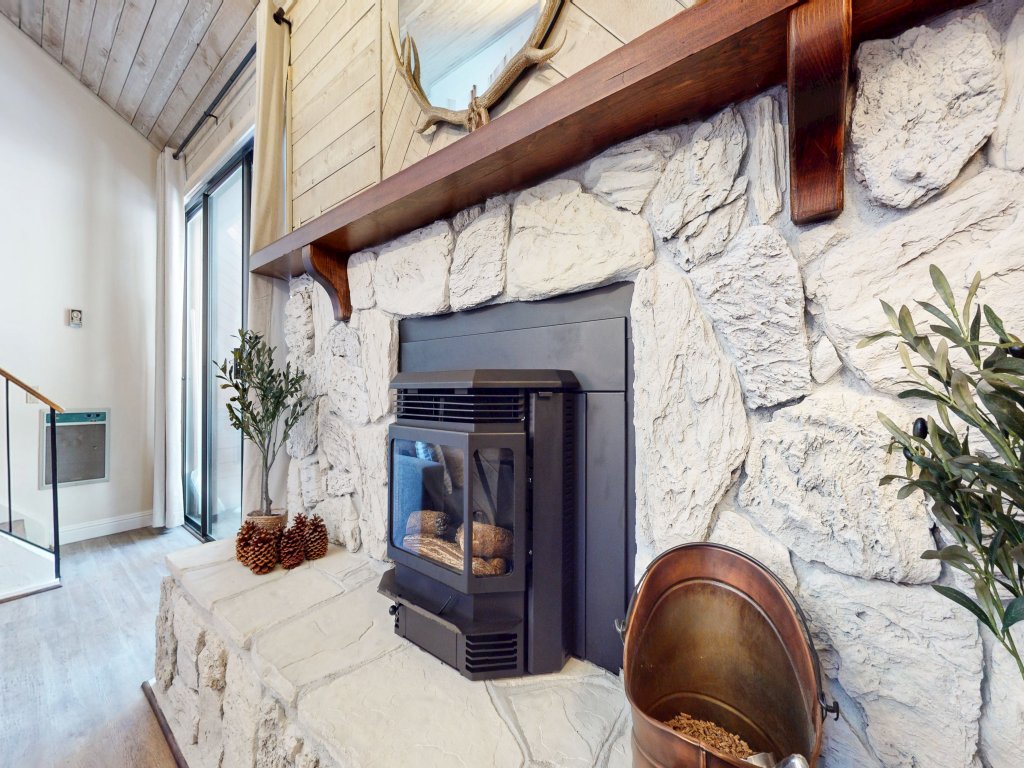 Snowflower 3 Remodeled and Modern, Private Washer Dryer with Fireplace Vacation Rental in Mammoth Lakes - RedAwning