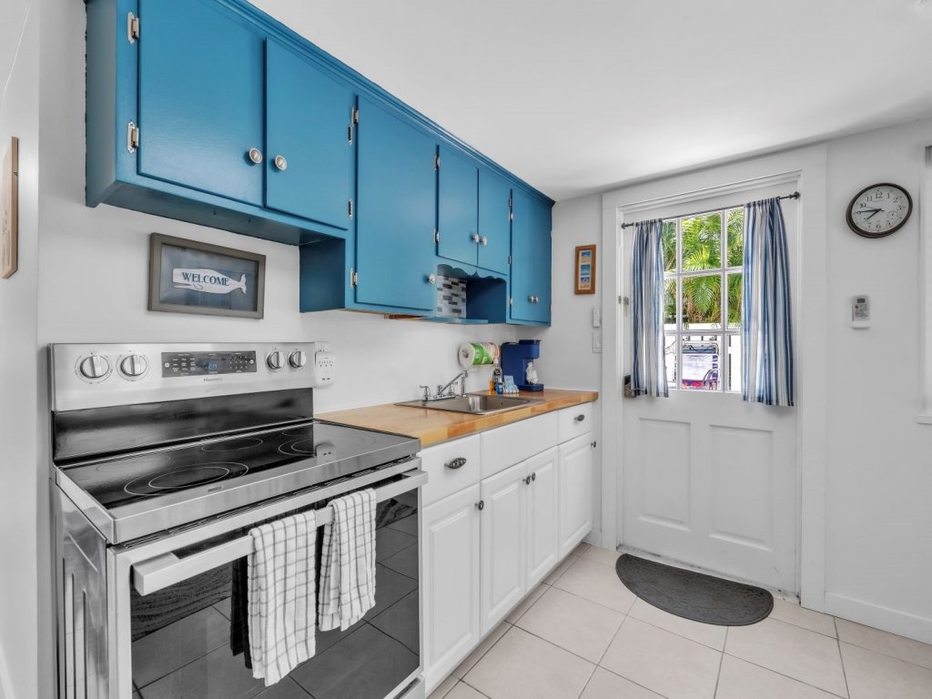 Conch Cottage Vacation Rental in Bradenton Beach - RedAwning