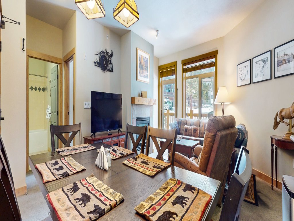 Sunstone 322 Spacious Condo At Sunstone Lodge with Great Complex Amenities, Ski-In Ski-Out Vacation Rental in Mammoth Lakes - RedAwning