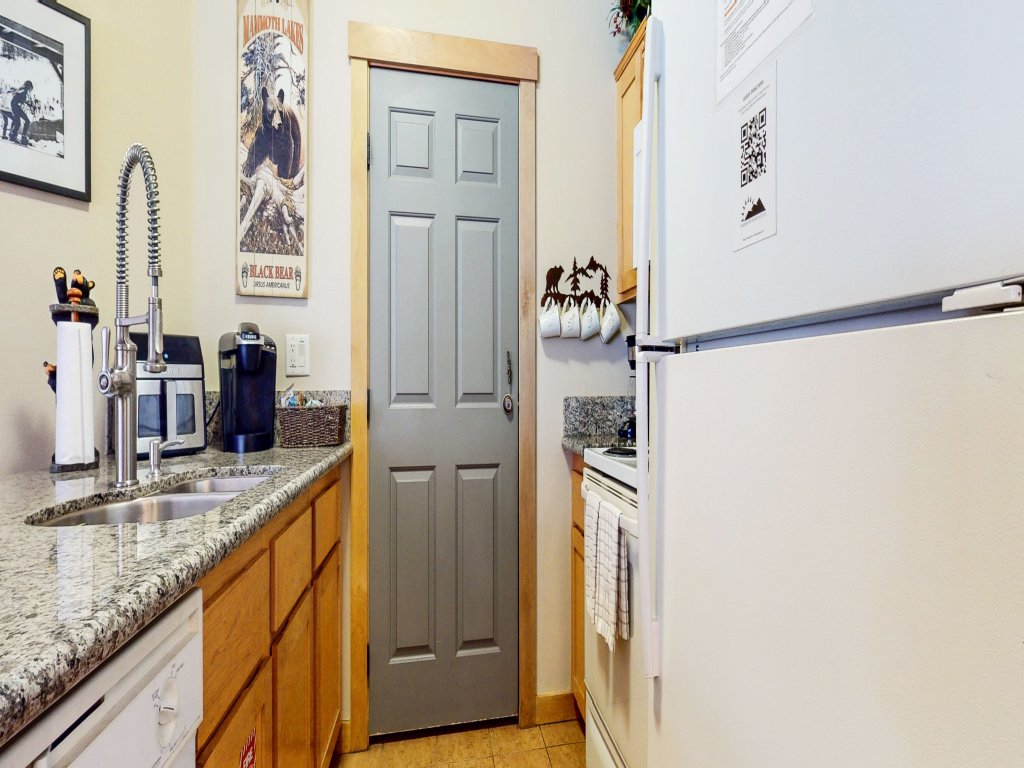 Sunstone 322 Spacious Condo At Sunstone Lodge with Great Complex Amenities, Ski-In Ski-Out Vacation Rental in Mammoth Lakes - RedAwning