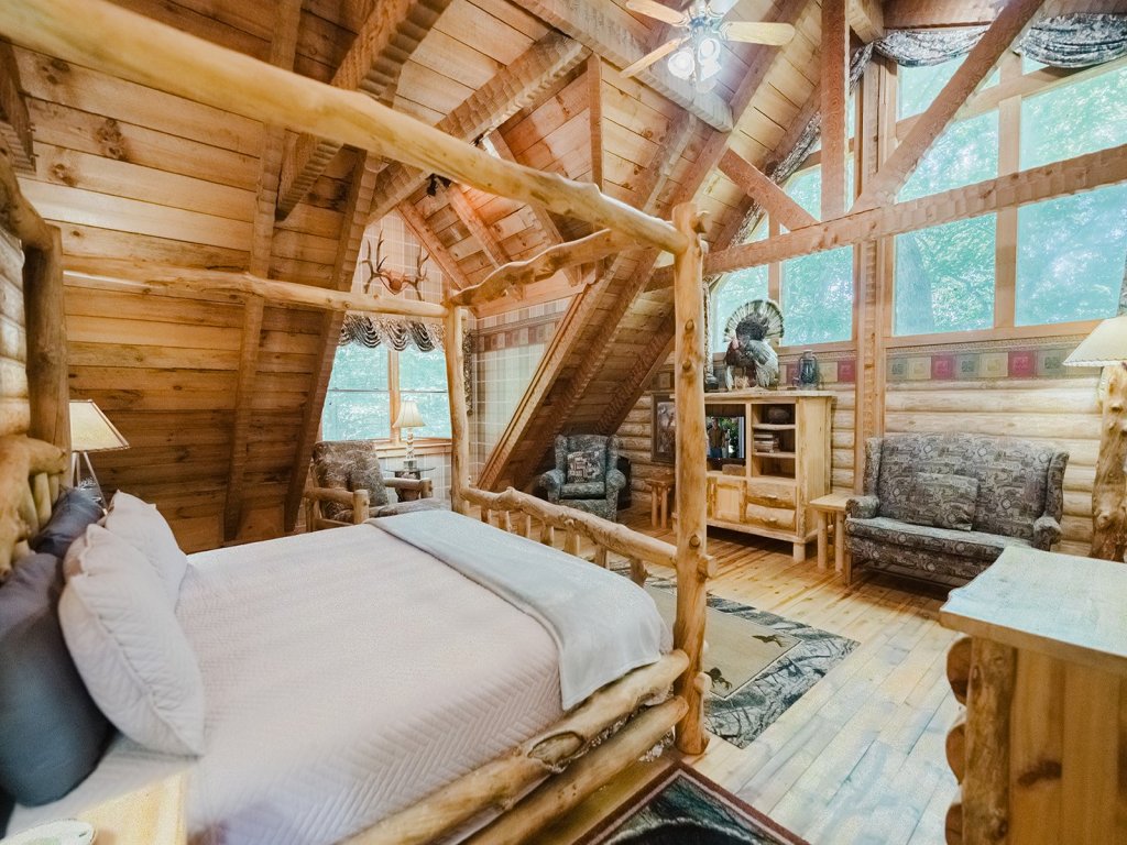 Big Kahuna Lodge Vacation Rental in Sevierville - RedAwning