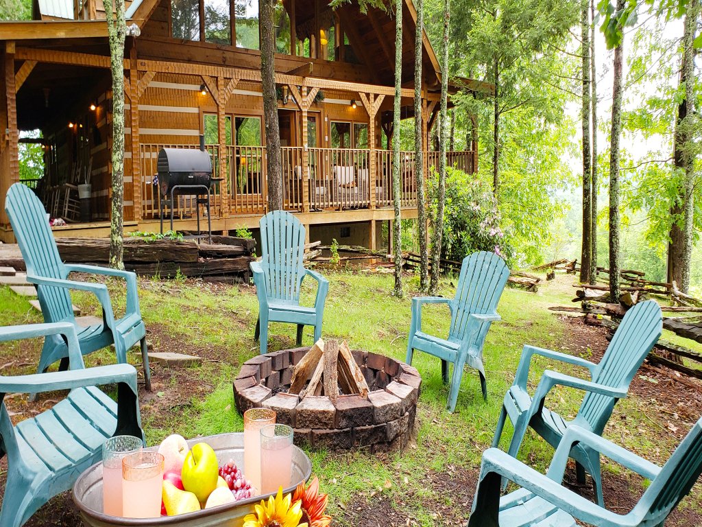 Big Kahuna Lodge Vacation Rental in Sevierville - RedAwning
