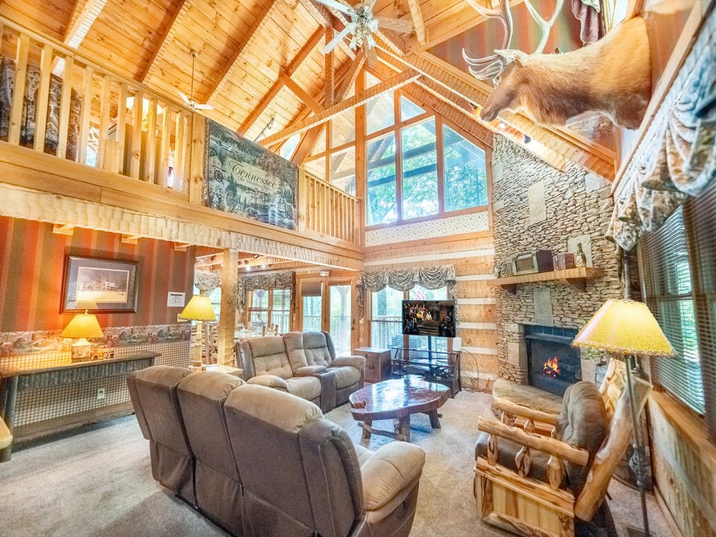 Big Kahuna Lodge Vacation Rental in Sevierville - RedAwning