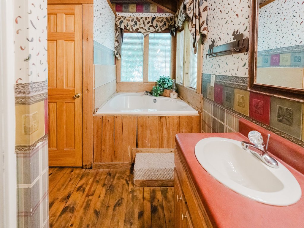 Big Kahuna Lodge Vacation Rental in Sevierville - RedAwning