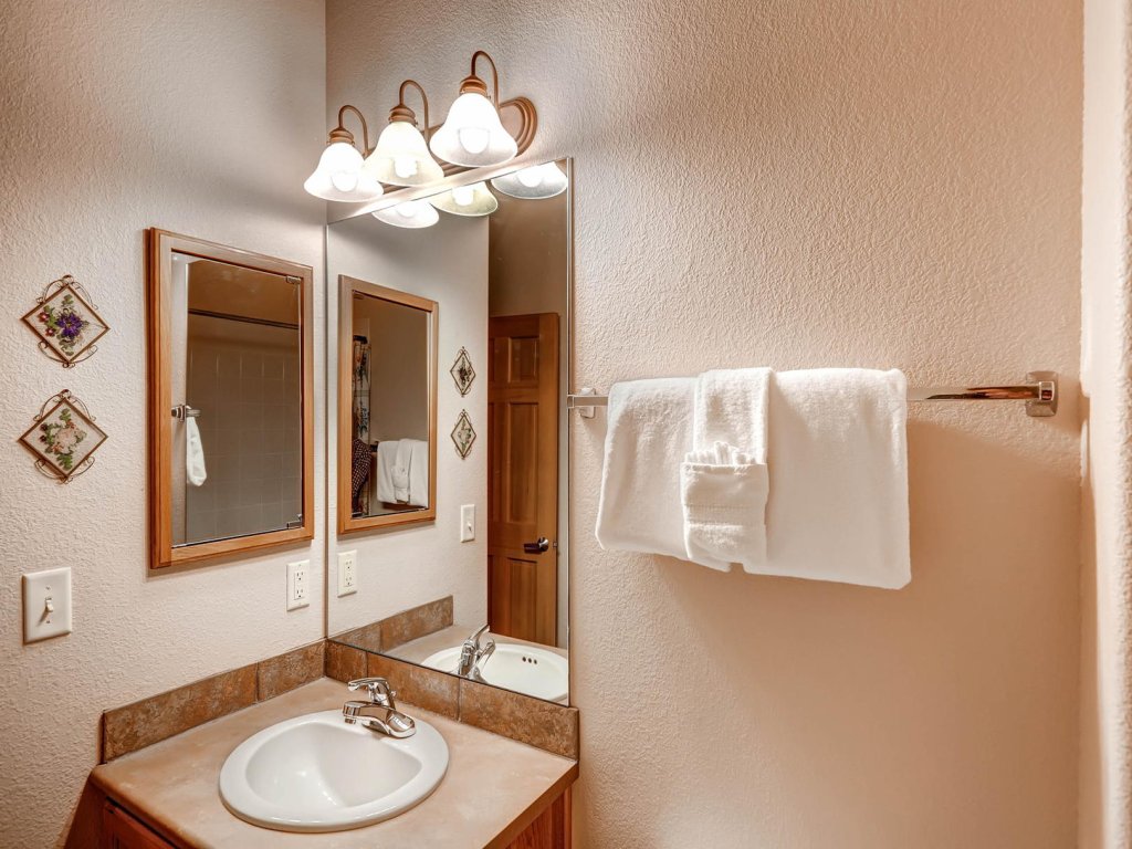 Tarn Landing C-5 Vacation Rental in Colorado - RedAwning