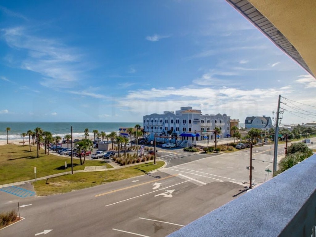 Deluxe Condo at the heart of Main Beach Vacation Rental in Fernandina Beach - RedAwning