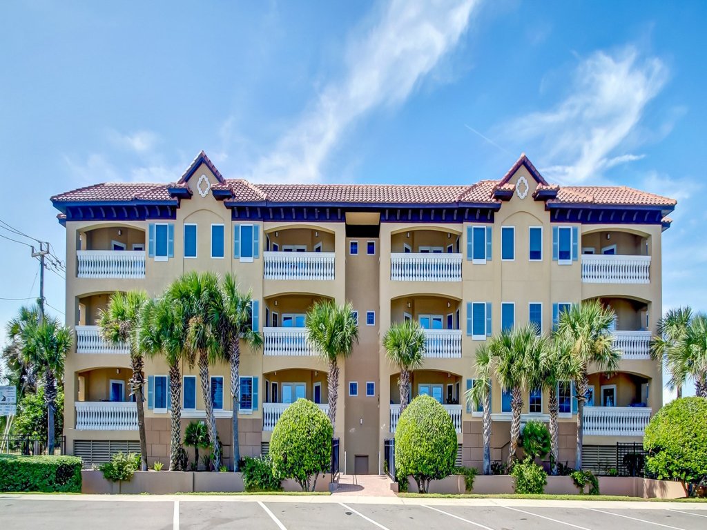 Deluxe Condo at the heart of Main Beach Vacation Rental in Fernandina Beach - RedAwning