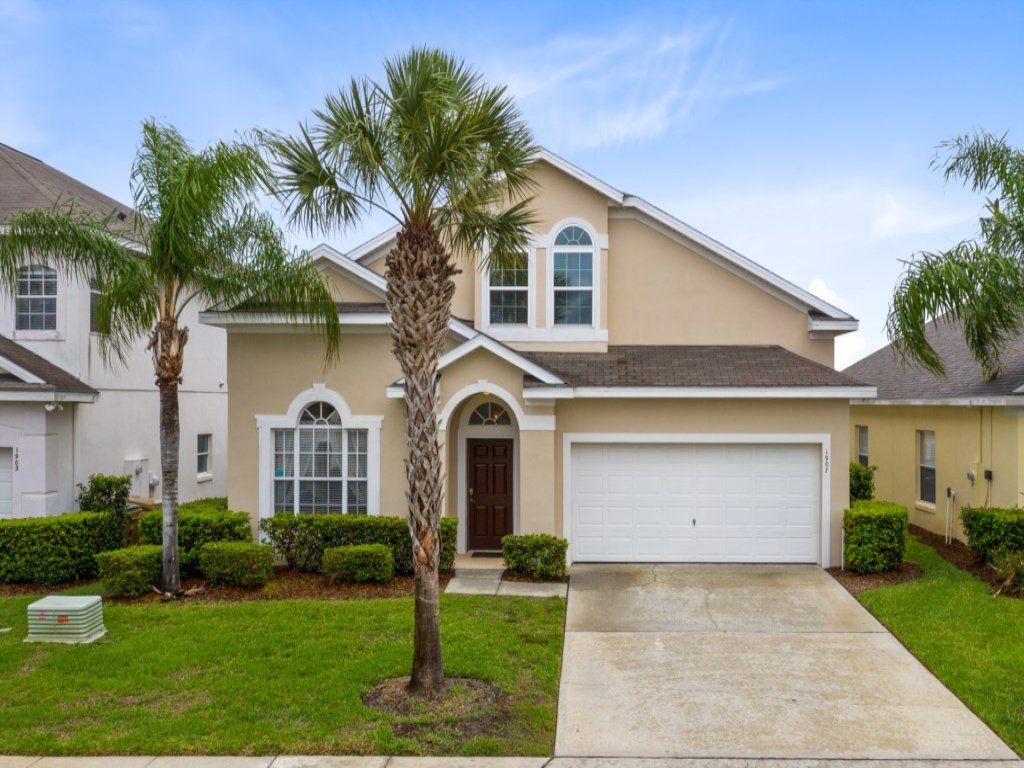 Tropical and peaceful, this 5 bed with Pool & Spa Vacation Rental in Clermont - RedAwning