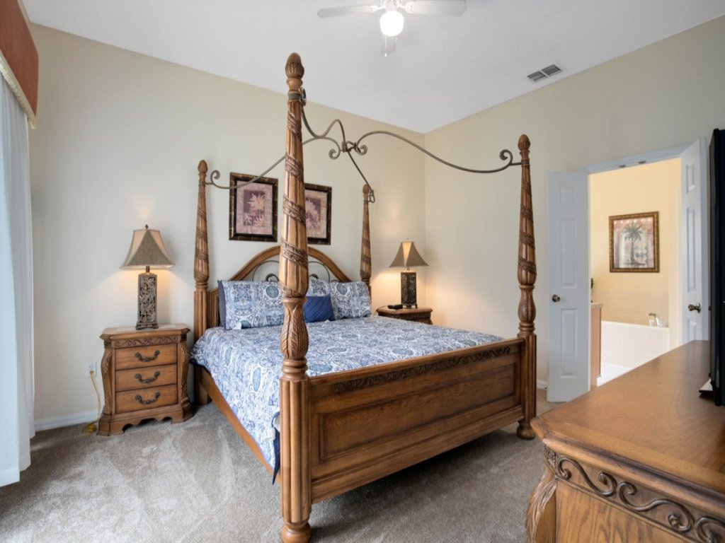 Tropical and peaceful, this 5 bed with Pool & Spa Vacation Rental in Clermont - RedAwning