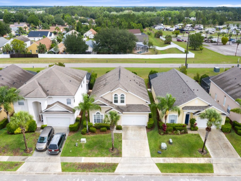 Tropical and peaceful, this 5 bed with Pool & Spa Vacation Rental in Clermont - RedAwning