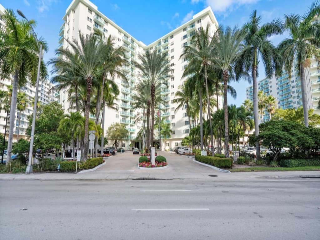 2BR Luxury Suite with Patio at The Tides Hollywood Vacation Rental in Hollywood - RedAwning