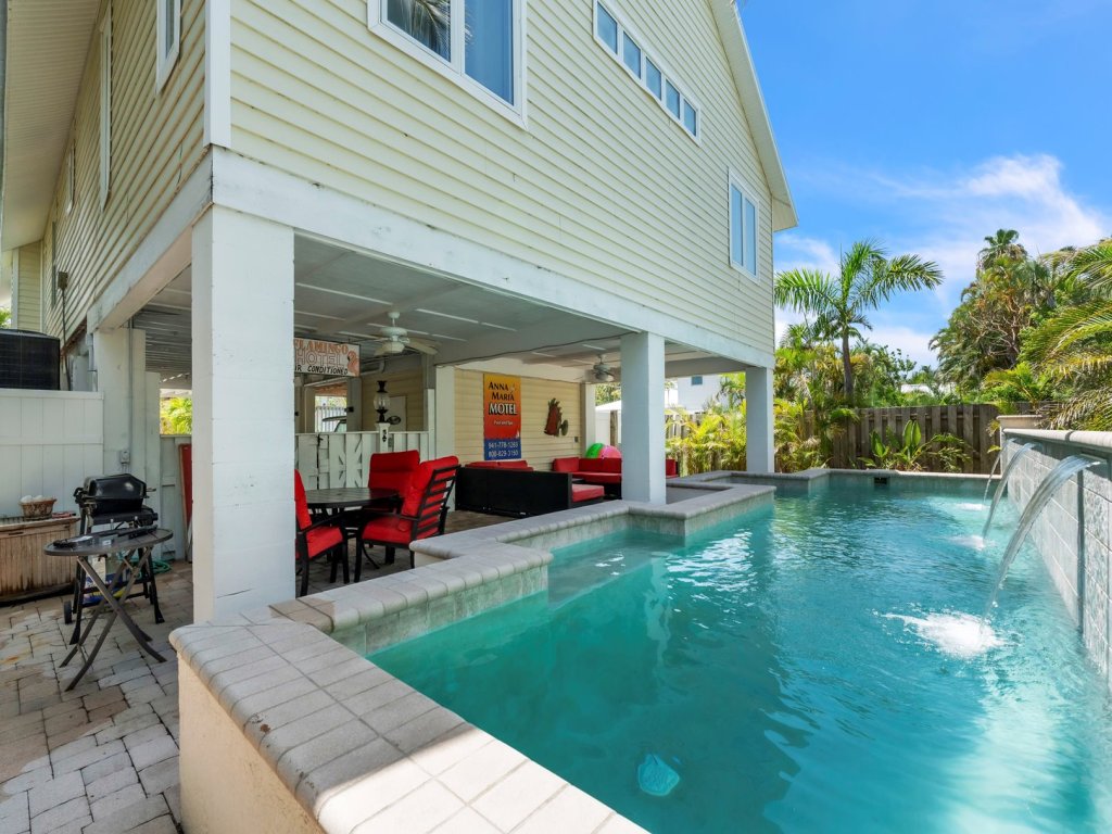 Coconut Cottage Vacation Rental in Anna Maria - RedAwning