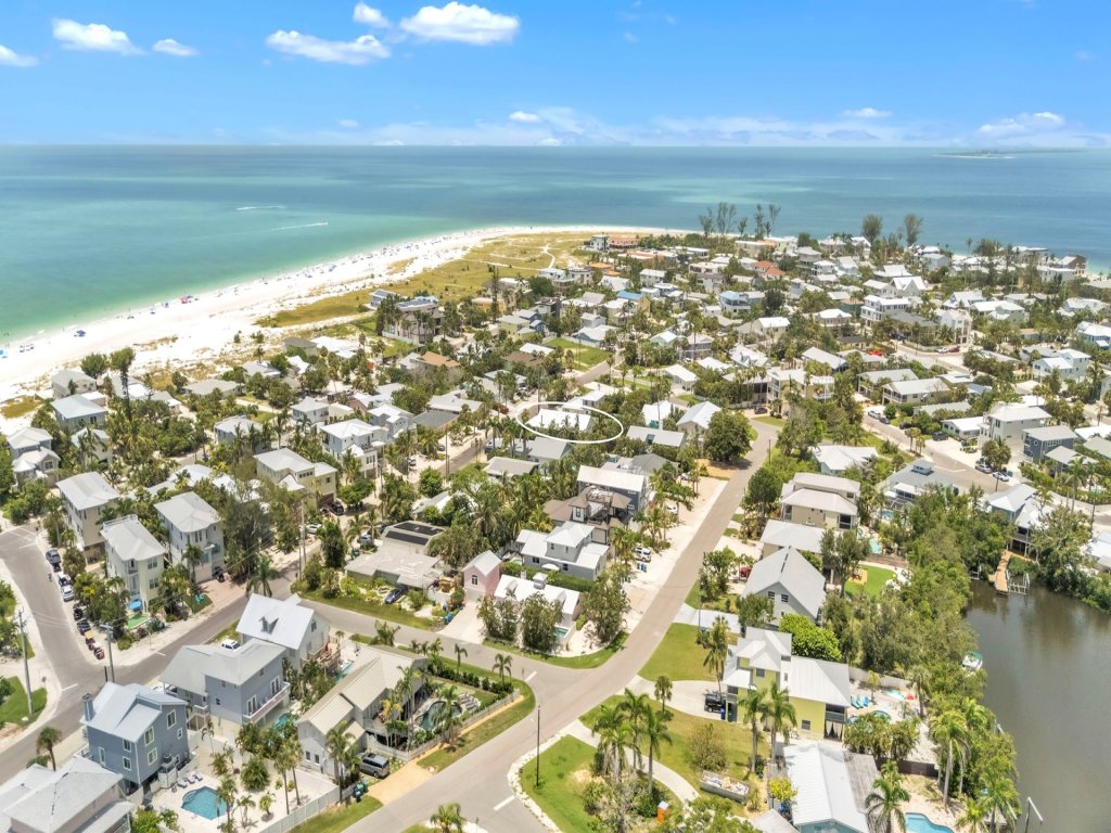 Coconut Cottage Vacation Rental in Anna Maria - RedAwning