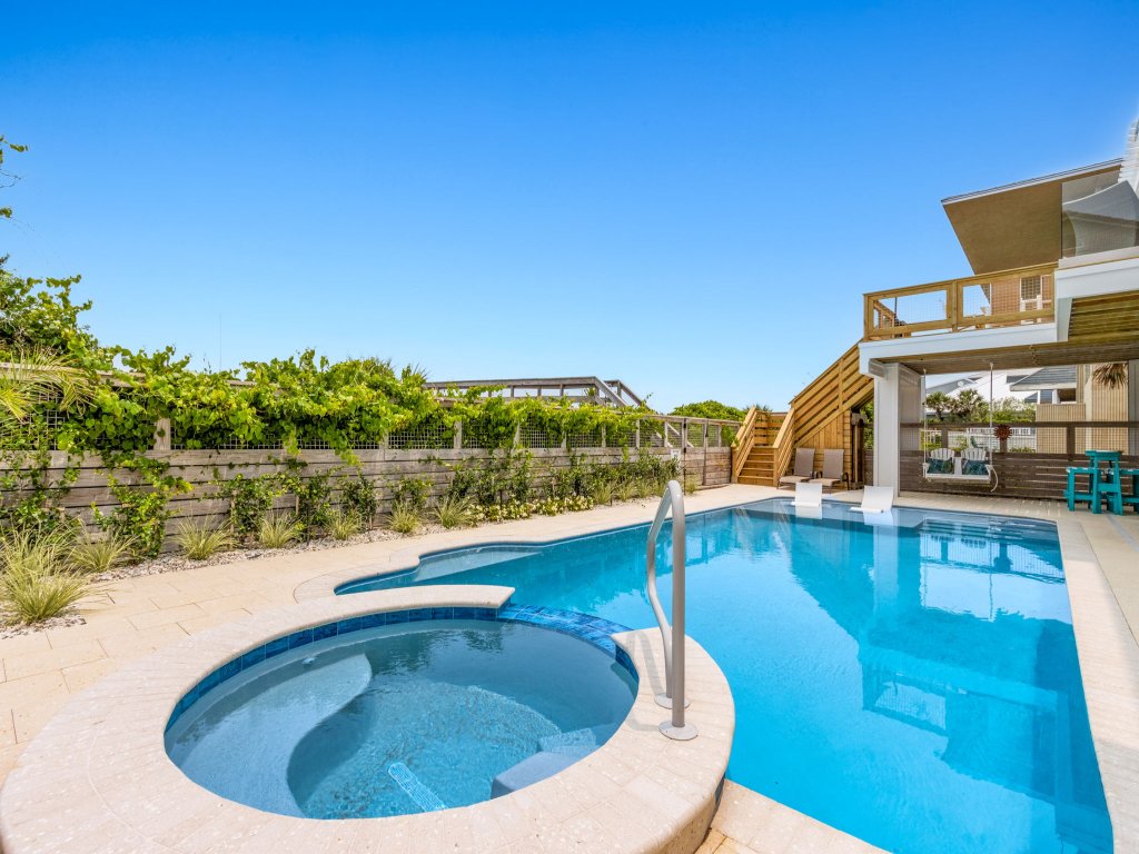 Multi-level Seaside Residence Vacation Rental in Fernandina Beach - RedAwning