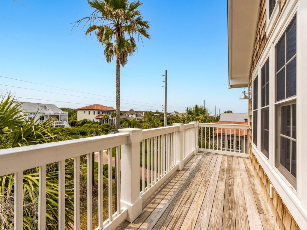 Multi-level Seaside Residence Vacation Rental in Fernandina Beach - RedAwning