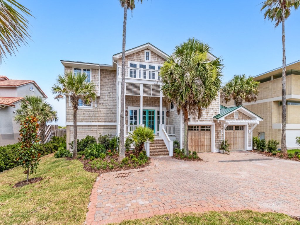 Multi-level Seaside Residence Vacation Rental in Fernandina Beach - RedAwning