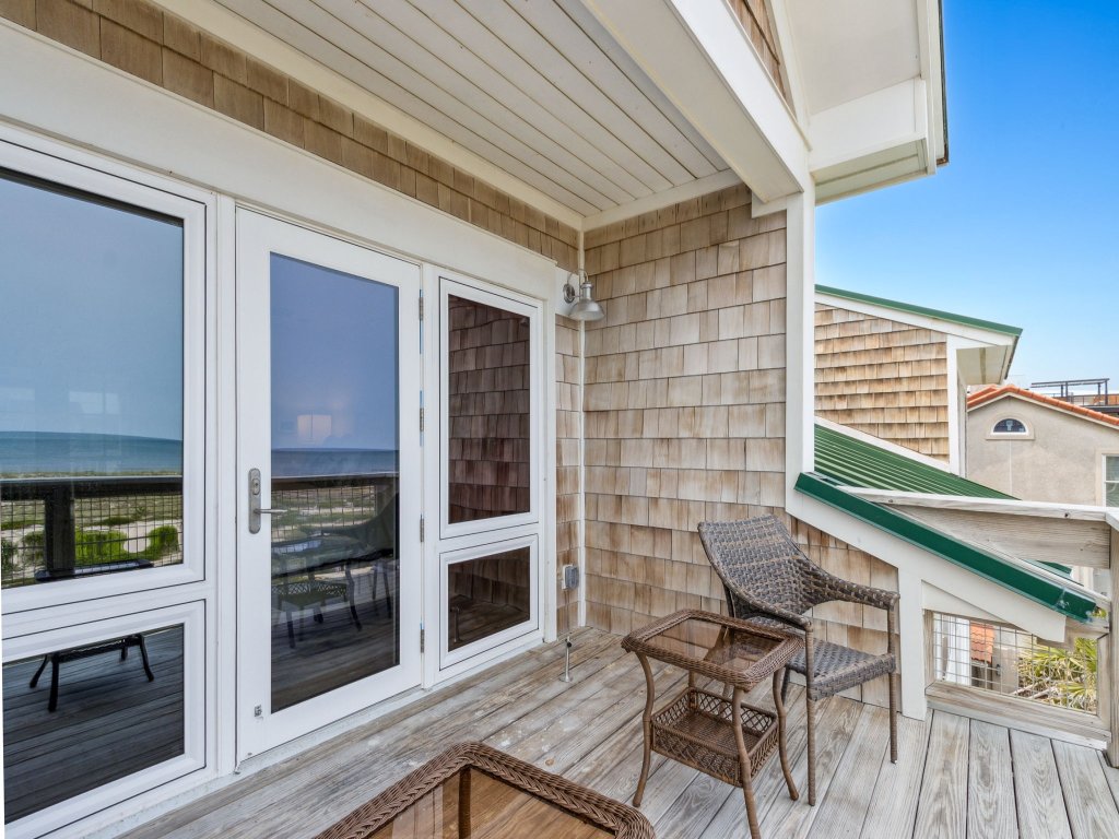 Multi-level Seaside Residence Vacation Rental in Fernandina Beach - RedAwning