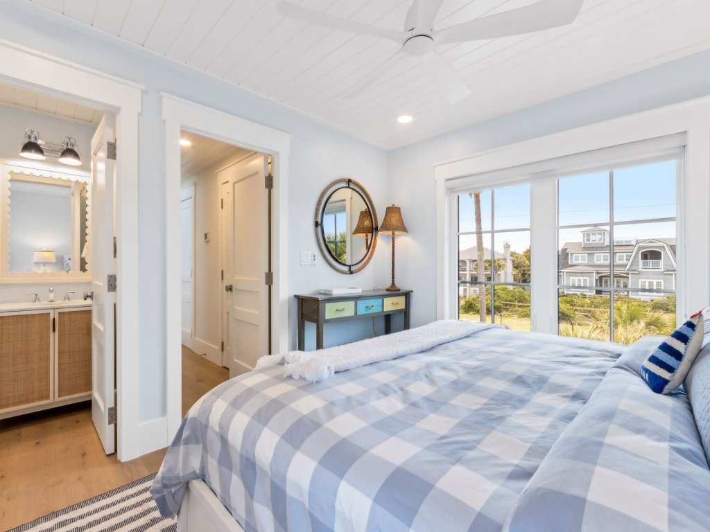 Multi-level Seaside Residence Vacation Rental in Fernandina Beach - RedAwning