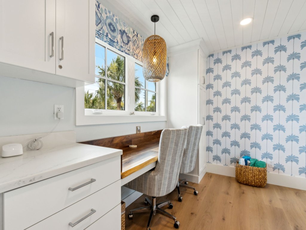 Multi-level Seaside Residence Vacation Rental in Fernandina Beach - RedAwning