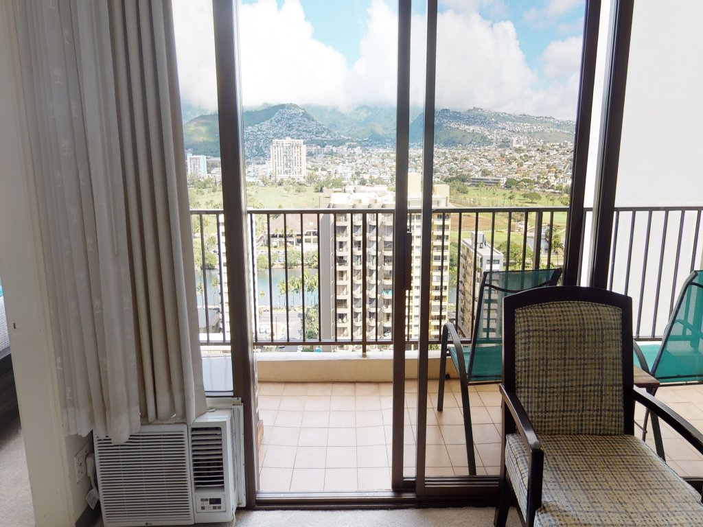 Updated 22nd Floor Waikiki Condo - Free parking & WiFi - Ideal for large family! Vacation Rental in Honolulu - RedAwning