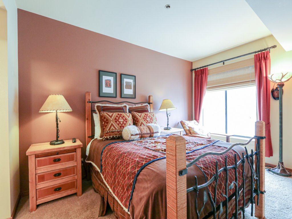 Silver Bear 22 Pet-Friendly, Cozy, Underground Parking, Walk to Canyon Lodge Vacation Rental in Mammoth Lakes - RedAwning