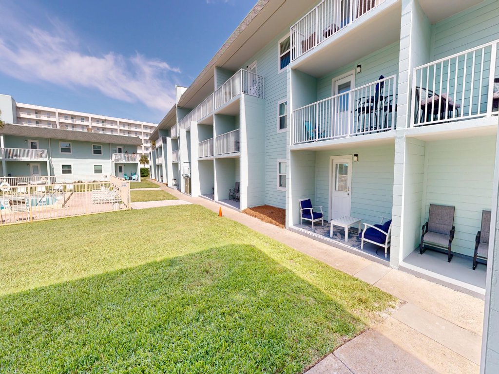 Steps to the Pool 1 Bedroom Sleeps 4 Vacation Rental in Fort Walton Beach - RedAwning
