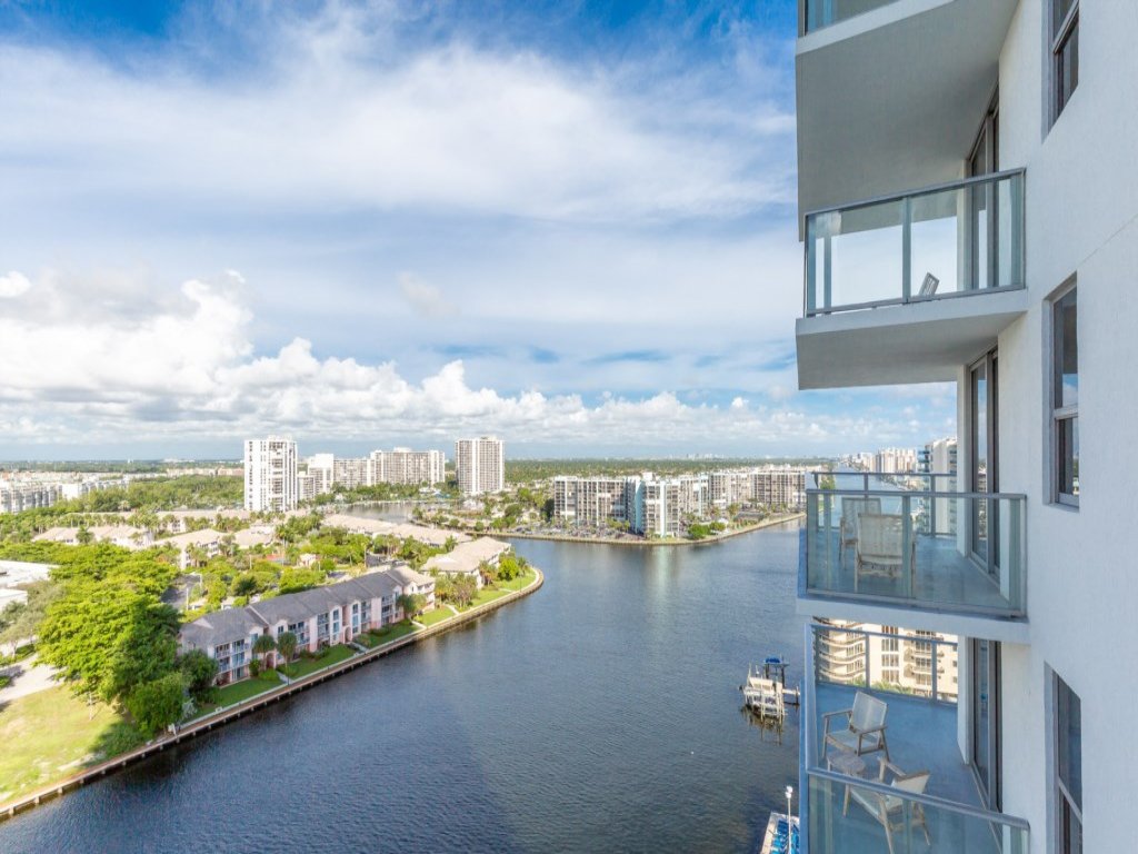 Private 3BR Bay View at Hyde Beach House Vacation Rental in Florida - RedAwning