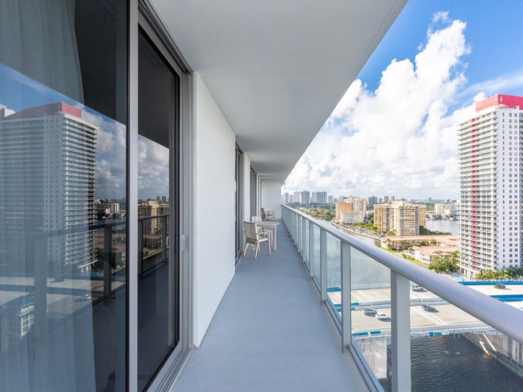 Private 3BR Bay View at Hyde Beach House Vacation Rental in Florida - RedAwning