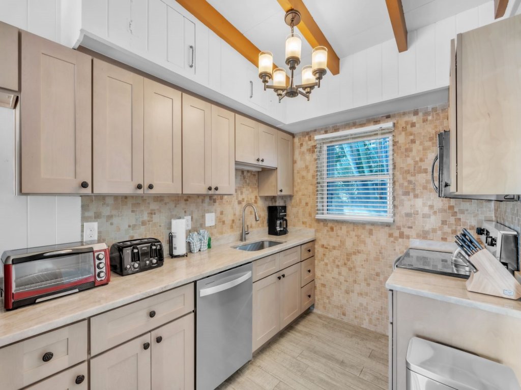 Island Gem A Vacation Rental in Anna Maria - RedAwning