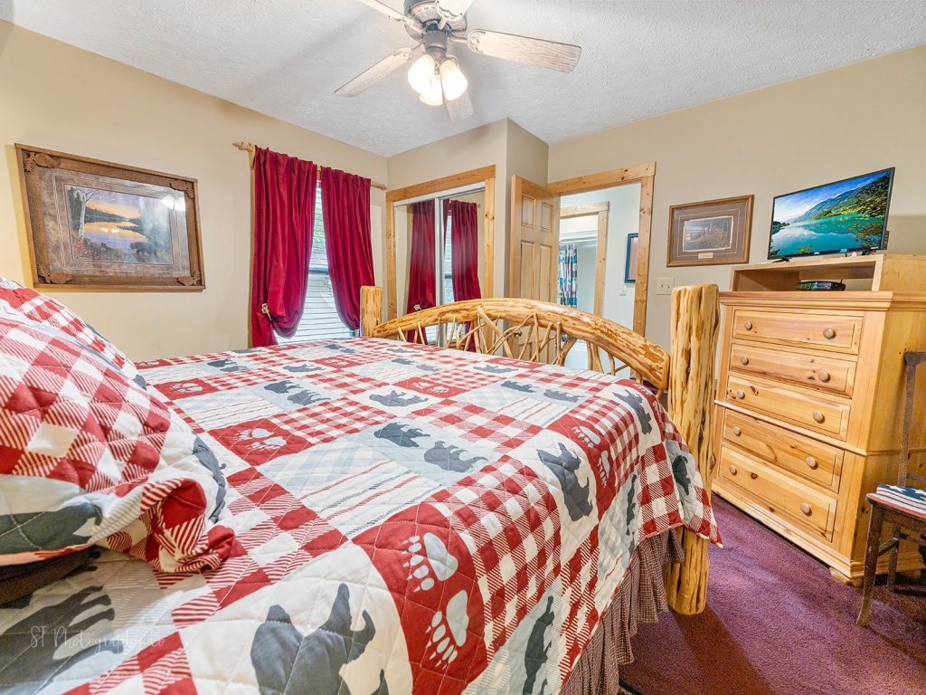 3 Bears One-Level Open Floor Plan Cabin with Pool Table Vacation Rental in Pigeon Forge - RedAwning